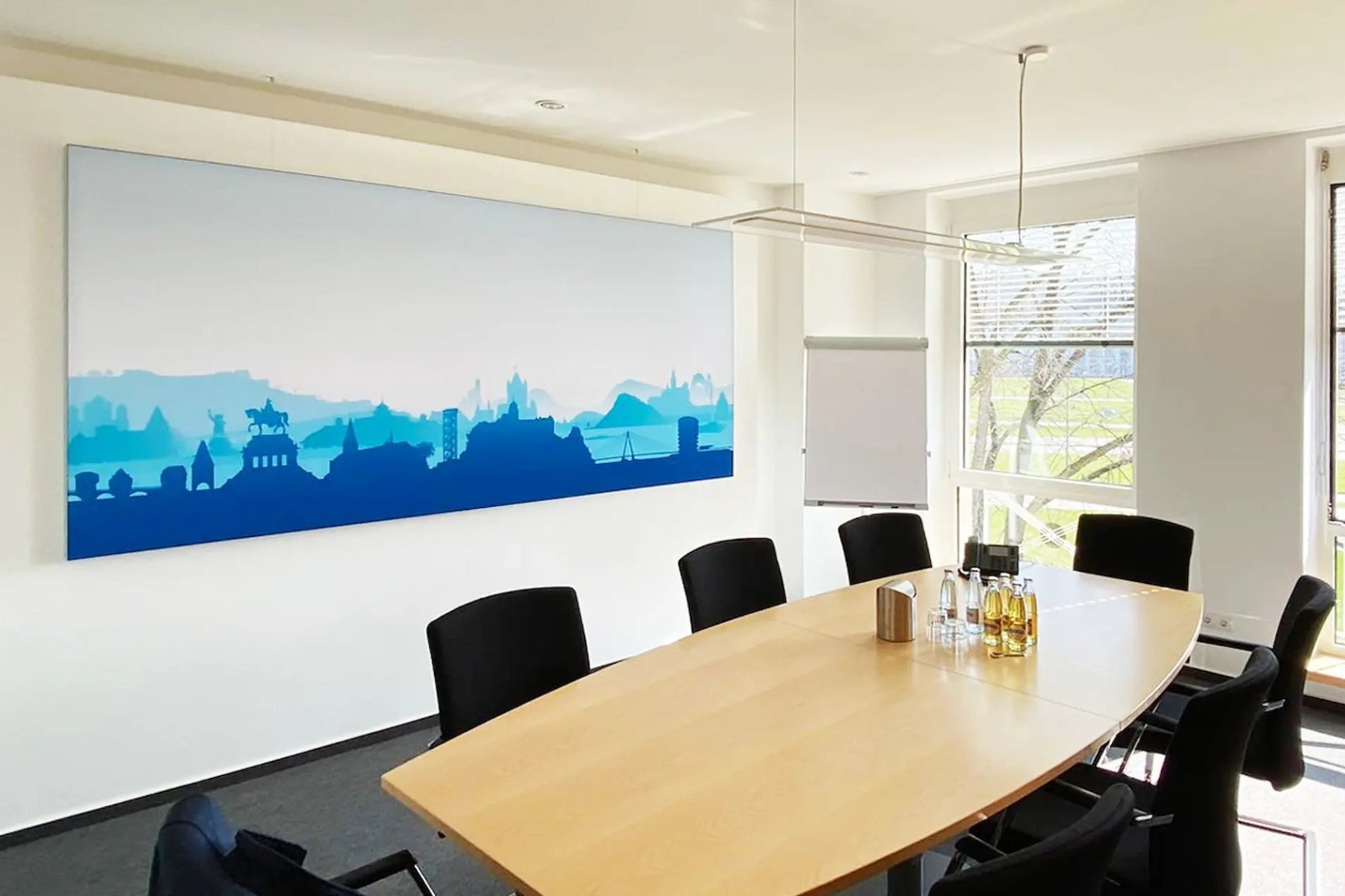 Meetingraum mit Akustikbild im Corporate Design