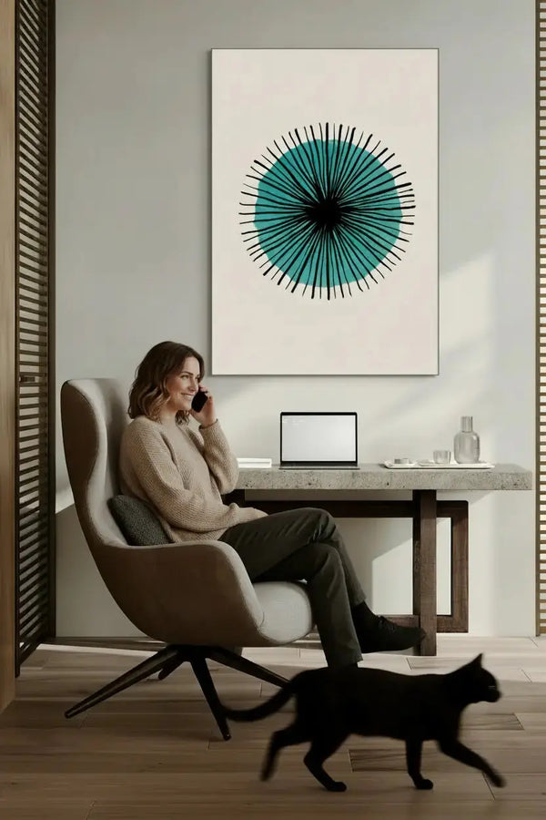 Home Office – Frau telefoniert, Katze, Akusitkbild sorgt für angenehme Atmosphäre