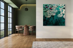 Akustikbild mit Kunst "Seerosen" in dunkelgrün und petrol in modernen Wohnräumen