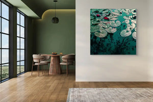 Akustikbild mit Kunst "Seerosen" in dunkelgrün und petrol in modernen Wohnräumen