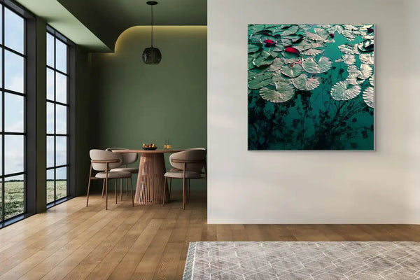 Akustikbild mit Kunst "Seerosen" in dunkelgrün und petrol in modernen Wohnräumen